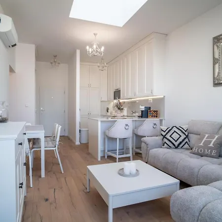 Unforgettable Old Town Apartment