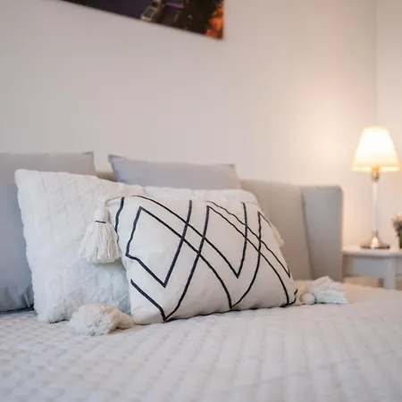 Unforgettable Old Town Apartment *