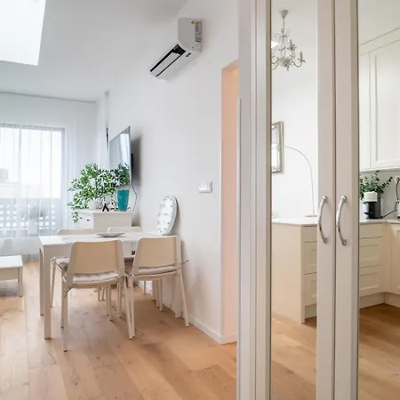 Unforgettable Old Town Apartment
